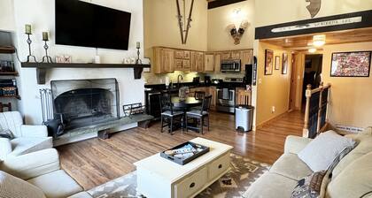 3 Bedroom Plus Loft, 2 Full Baths, 1 Minute to Story Land, 10 mins to Slopes!