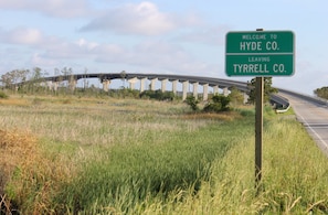 Placa de rodovia indicando a transição do Condado de Tyrrell para o Condado de Hyde.