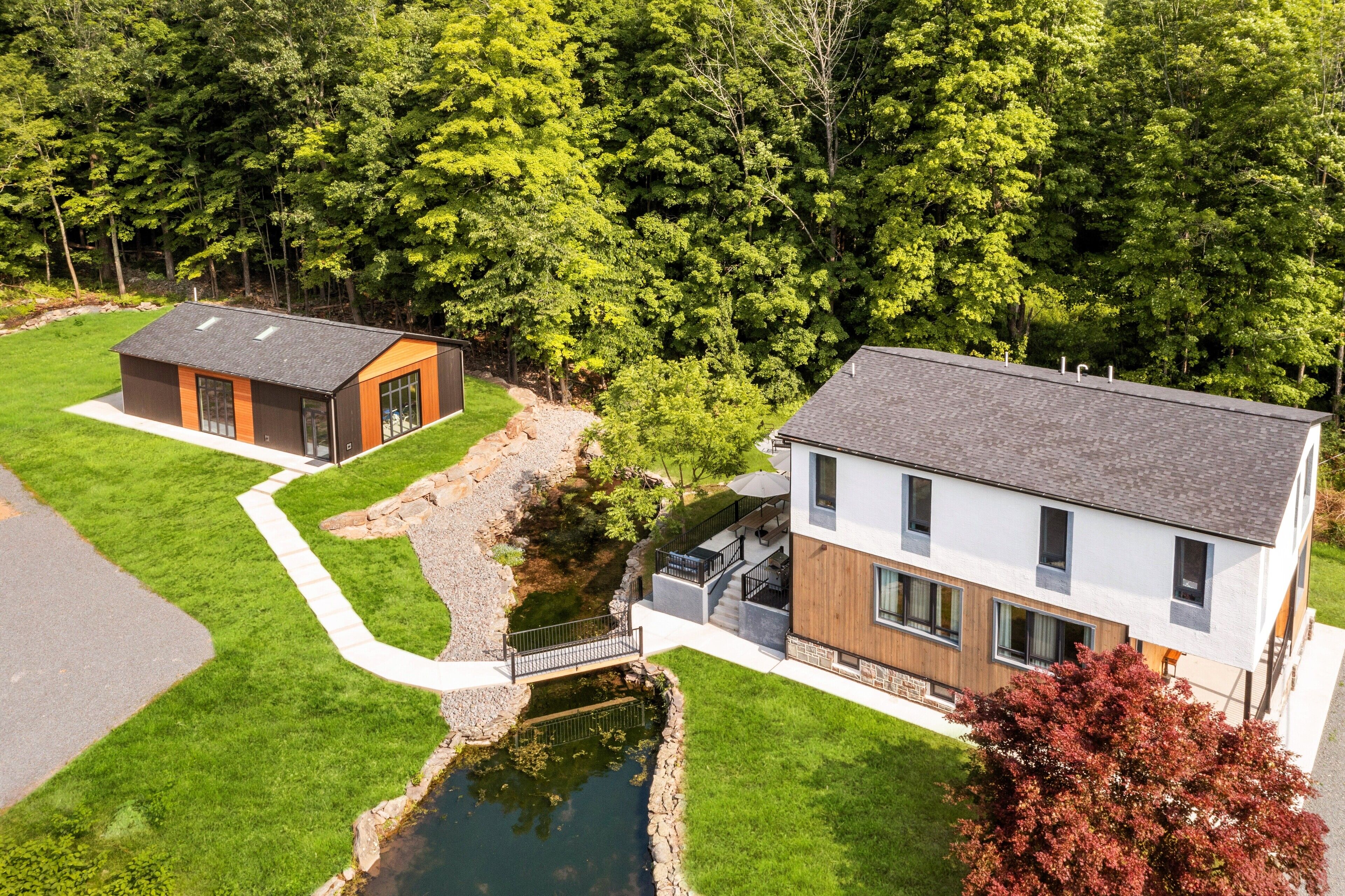 Blue Pond Ultra-modern retreat by Great Wolf with indoor pool 