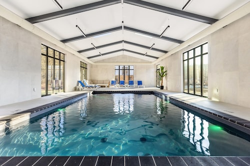 Blue Pond modern home with Indoor Pool/Firepit/Volleyball/Pond by Water Park