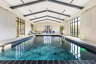 Blue Pond modern home with Indoor Pool/Firepit/Volleyball/Pond by Water Park