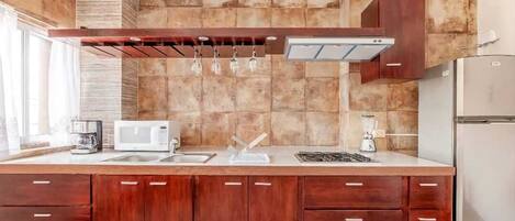 Kühlschrank, Mikrowelle, Herdplatte, Wasserkocher mit Kaffee-/Teezubehör