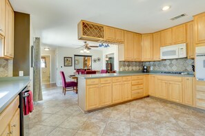 Kühlschrank, Mikrowelle, Herdplatte, Geschirrspüler