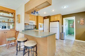 Fridge, microwave, stovetop, dishwasher - 20 Mi to Austin: Texas Farmhouse on 10 Acres (Manor)