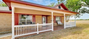 20 Mi to Austin: Texas Farmhouse on 10 Acres