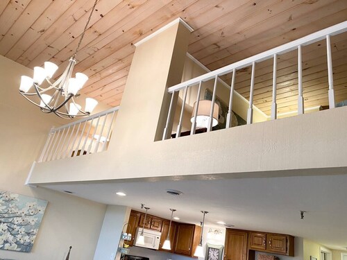 ~RETIREES~GOLFERS~. Classy condo with Cart!