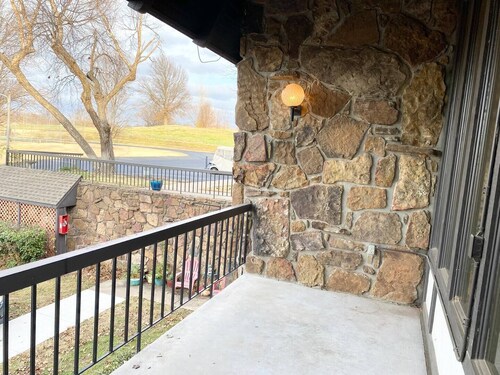 ~RETIREES~GOLFERS~. Classy condo with Cart!