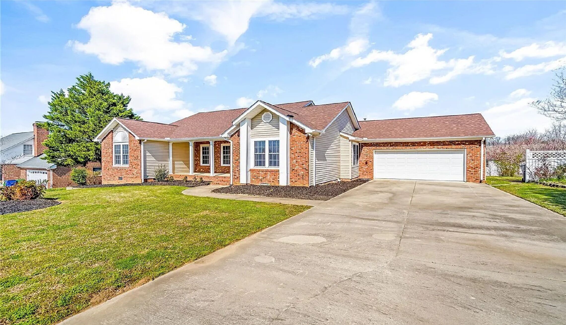 Charming Brickwood Ranch - 3-Bedroom House - 5 minutes from Downtown Graham