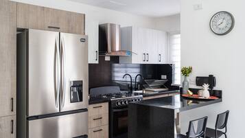 Refrigerador, microondas, horno y cafetera y tetera