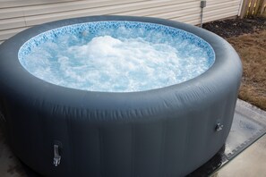 Outdoor spa tub - Home Rental for Master’s Week (Graniteville)