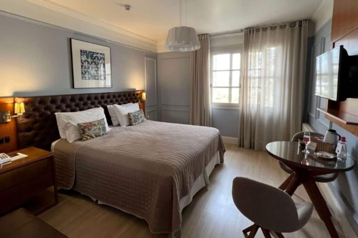 Hypo-allergenic bedding available, minibar, desk, WiFi (free)