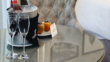 Ropa de cama hipoalergénica, minibar y decoración personalizada