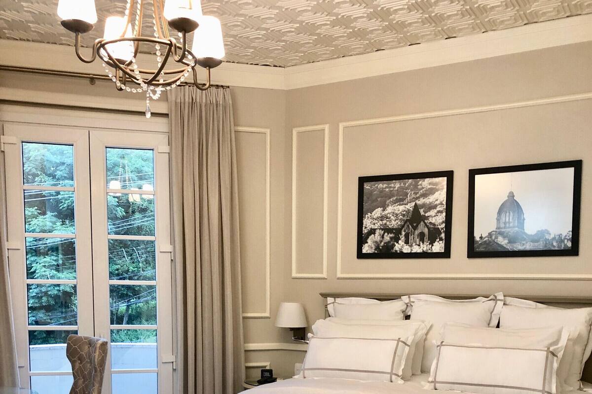 Hypo-allergenic bedding available, minibar, desk, WiFi (free)