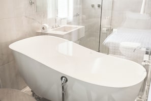 Deluxe Suite | Bathroom