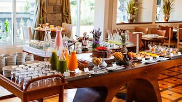 Desayuno con opciones de la cocina local incluido todos los dĂas