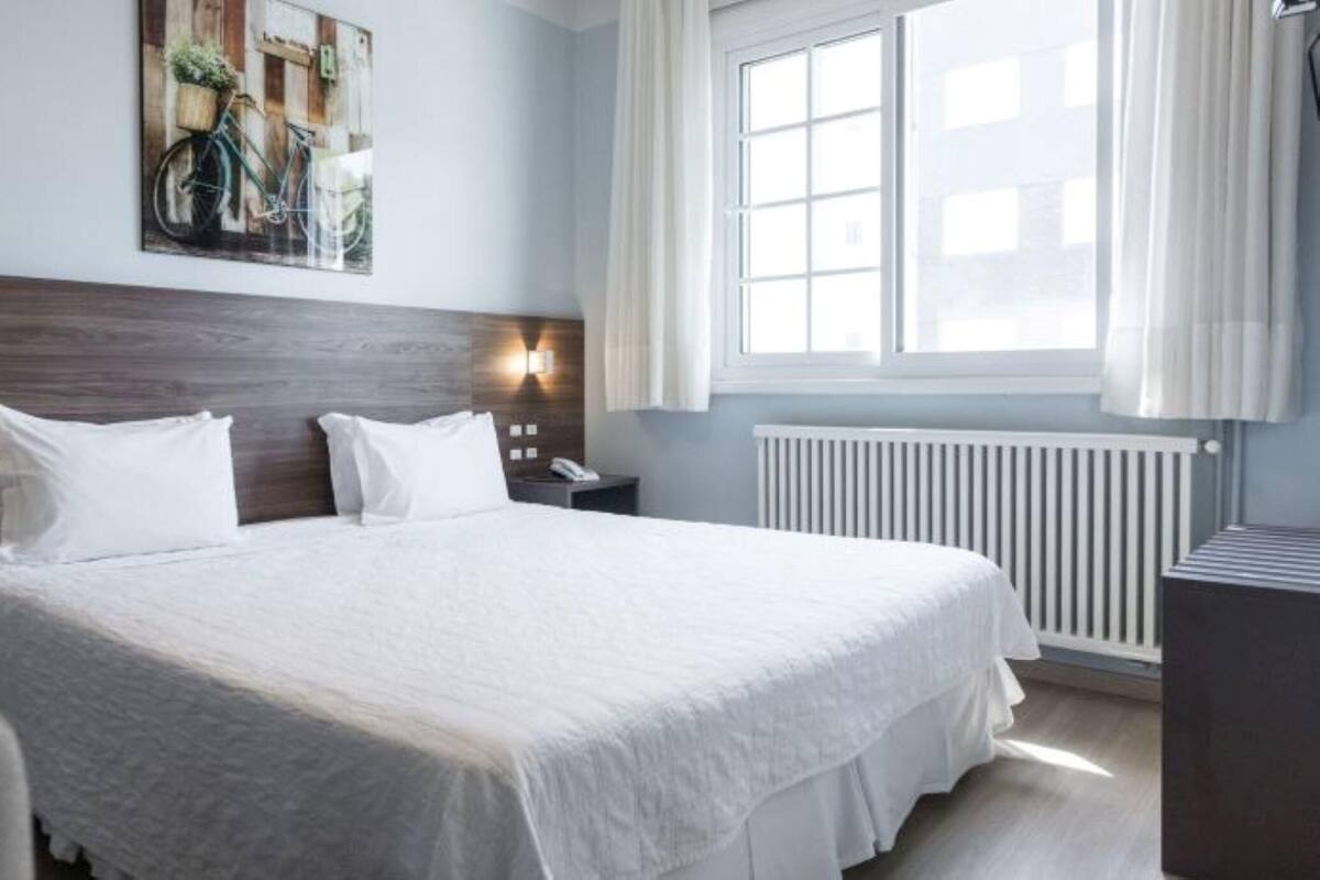 Hypo-allergenic bedding available, minibar, desk, WiFi (free)