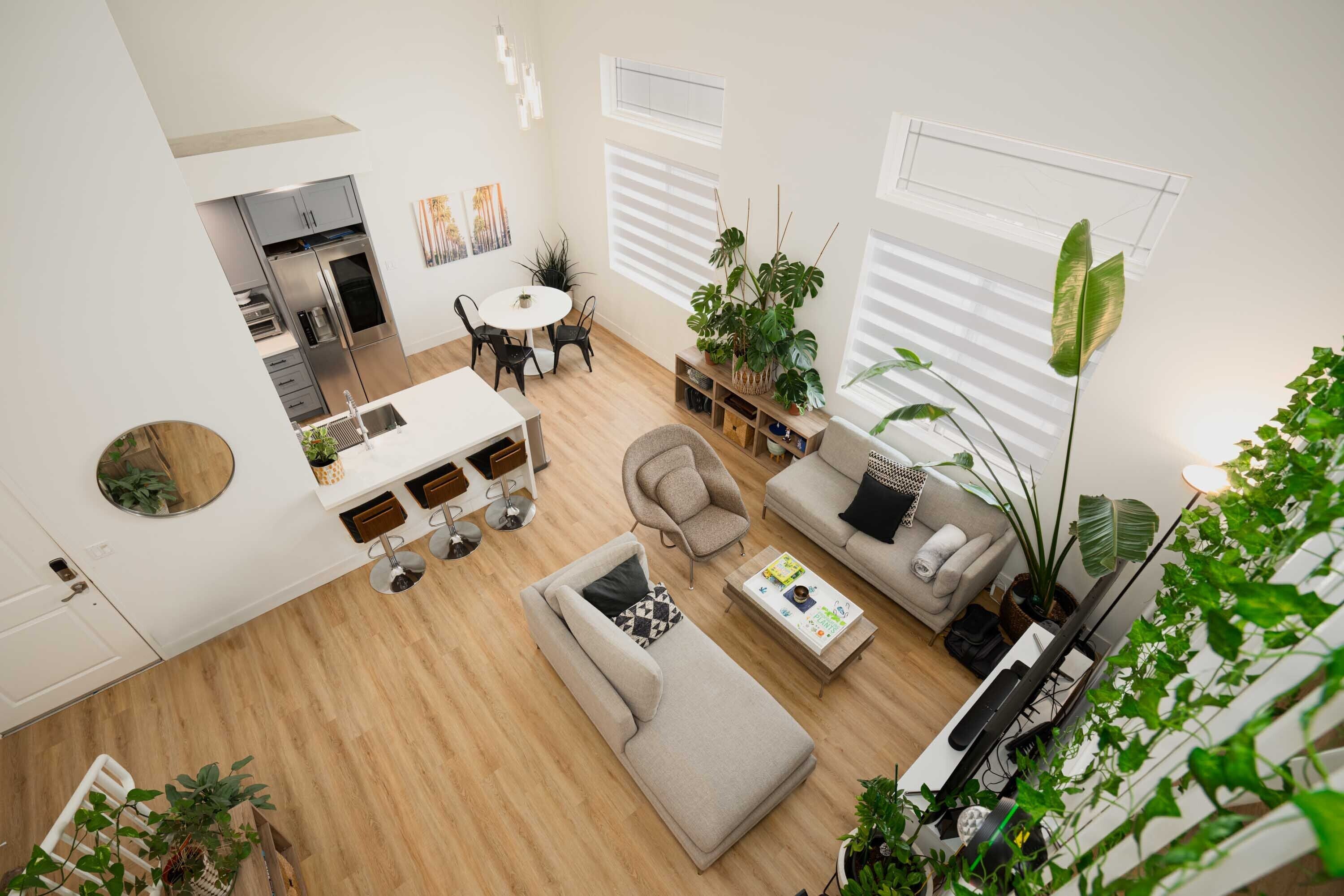 Urban Garden Oasis in Koreatown - High Ceilings, Modern Amenities, Live Plants