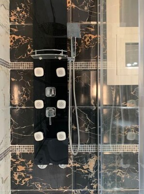 Secador de cabelo, toalhas de banho, sabonete, shampoo
