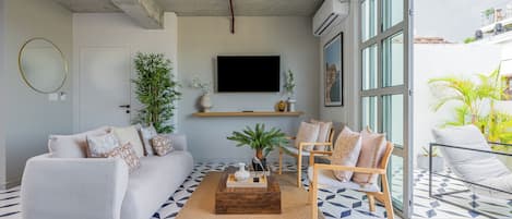 Appartement, 2 slaapkamers (CC4A) | Woonruimte | Een 100-inch smart-tv met satellietzenders