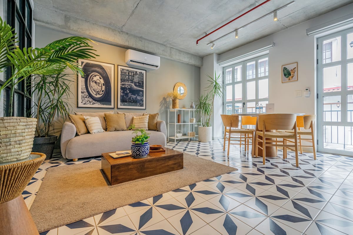Un salon moderne avec un canapé, une table basse et un coin repas.