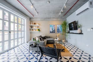 Apartment, 2 Bedrooms (CC1A) | Living area | 100-inch Smart TV with satellite channels
