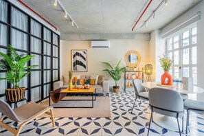 Apartment, 2 Bedrooms (CC2B) | Living area | 100-inch Smart TV with satellite channels - Casa Contemporanea by Wynwood House (Panama City)