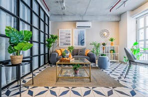 Apartment, 2 Bedrooms (CC1B) | Living area | 100-inch Smart TV with satellite channels - Casa Contemporanea by Wynwood House (Panama City)