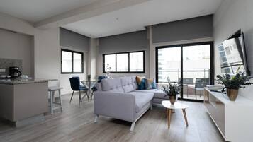 Een televisie en een open haard