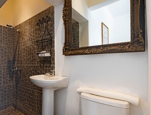 Douche, serviettes fournies, savon, shampoing