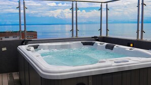 Un jacuzzi con vista al mar.