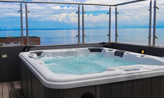 Un jacuzzi con vista al mar.