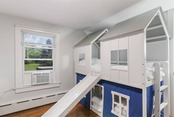 4 bedrooms - Fun and Relaxing Madison Game Room Retreat

 (Madison)