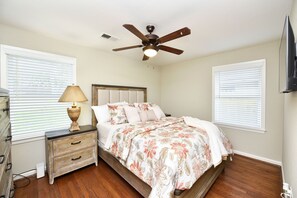 3 bedrooms, iron/ironing board, free WiFi, bed sheets - This charming 3 bedroom,1.5 bathroom home is the perfect place to relax! (Houston)