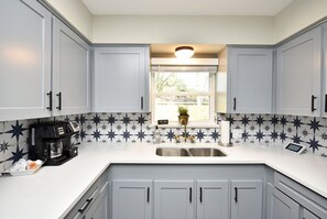 Fridge, microwave, oven, stovetop - This charming 3 bedroom,1.5 bathroom home is the perfect place to relax! (Houston)