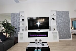 TV connectée, cheminée, jeux vidéo, livres