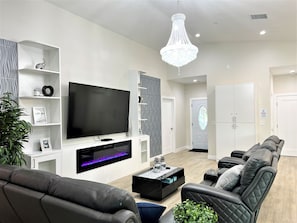 TV connectée, cheminée, jeux vidéo, livres