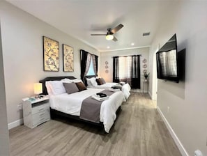 4 chambres, bureau, fer et planche Ă repasser, lit parapluie