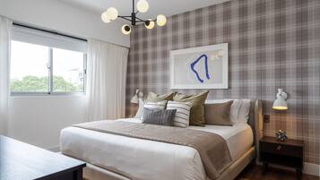 1 habitación y tabla de planchar con plancha