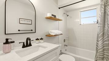 Douche, sĂšche-cheveux, serviettes fournies, papier toilette