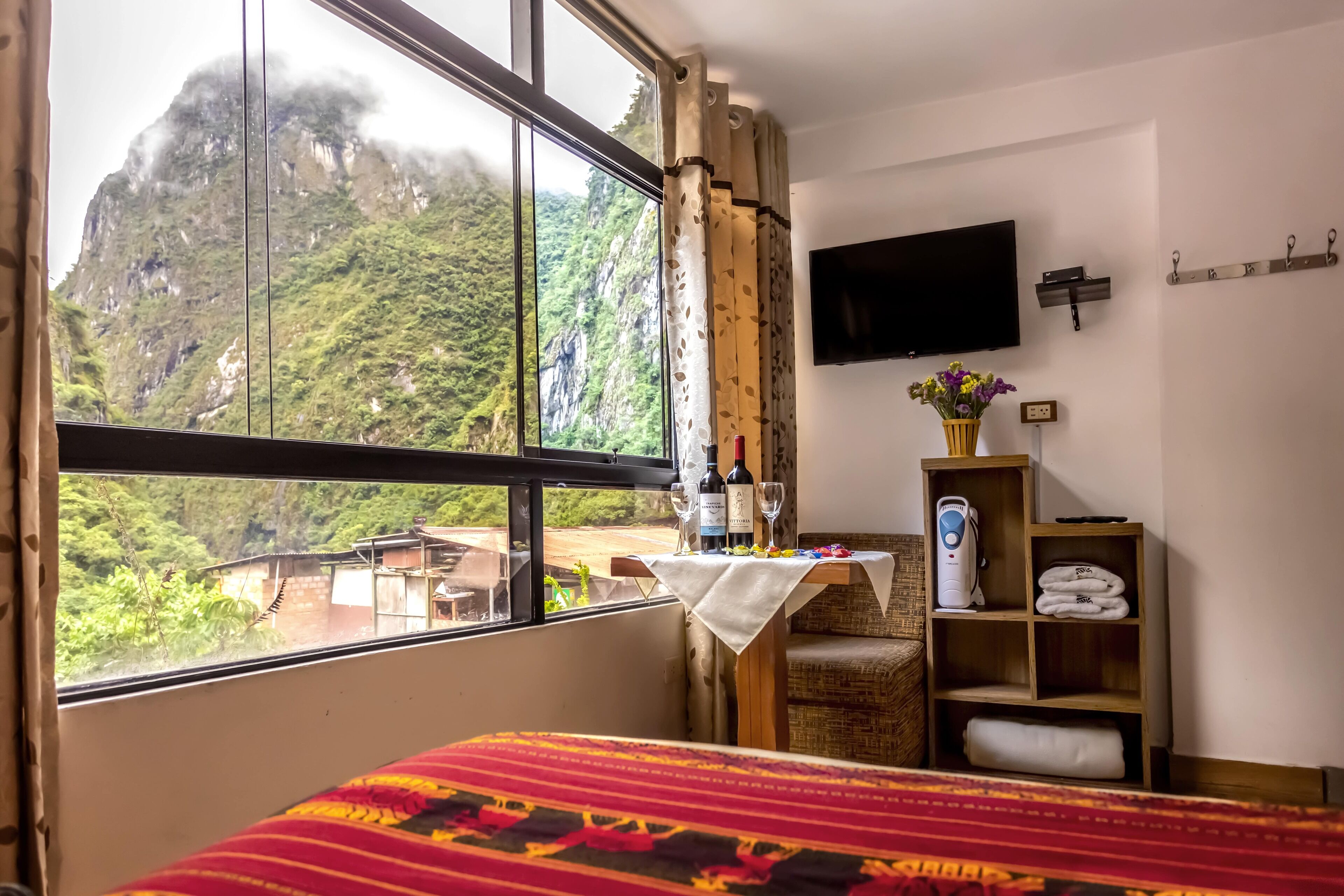 Wifi gratis, decoración personalizada y ropa de cama 