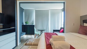 A modern hotel room with a bed, a TV, a desk, and a chair. - 360 VN Vergueiro (São Paulo)