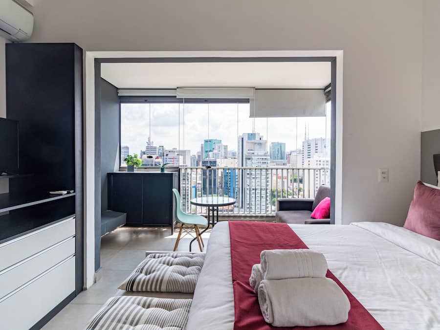 Espacio para trabajar con laptop, wifi gratis y ropa de cama