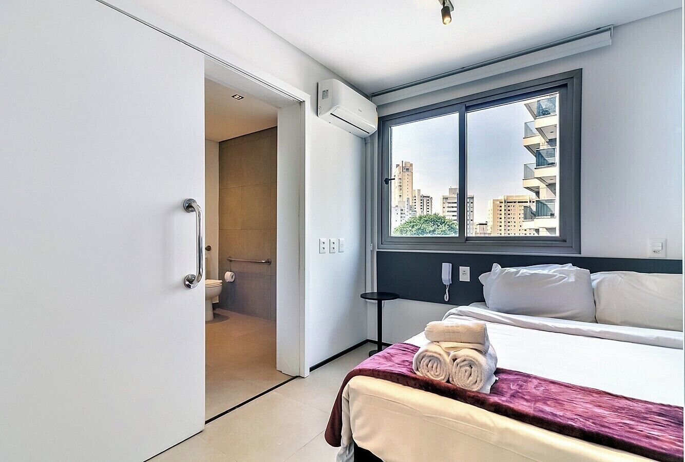 Espacio para trabajar con un portátil, wifi gratis, ropa de cama