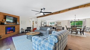 Smart TV, fireplace, books - Peaceful, serene retreat in the beautiful mountains of Western NC - Waynesville. (Waynesville)