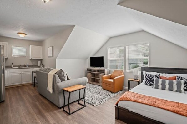 4 bedrooms, in-room safe, desk, travel crib