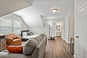 4 Schlafzimmer, Zimmersafe, Schreibtisch, Reisekinderbett