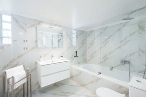 Departamento Confort, 1 habitación, vista al mar | Baño | Tina con regadera, secadora de cabello, toallas, jabón 