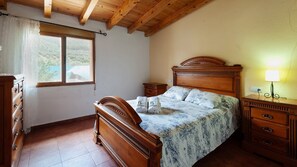 6 bedrooms, iron/ironing board, travel cot