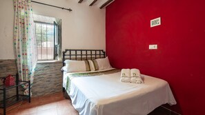 6 bedrooms, iron/ironing board, travel crib
