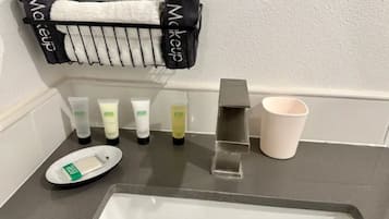 SĂšche-cheveux, serviettes fournies, savon, papier toilette